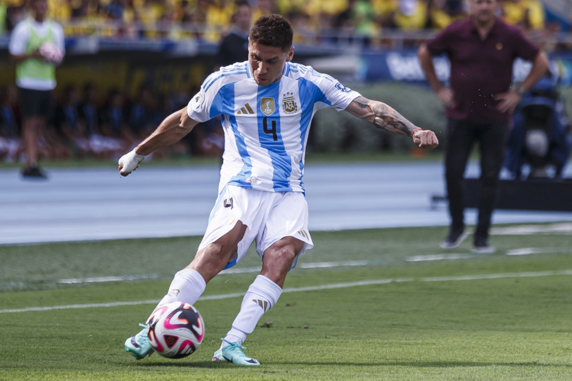 Gonzalo Montiel con su selección durante el partido entre Paraguay y Argentina | sevillafc.es