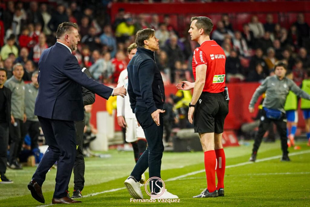 Almeyda ante Galech Azpeteguía | Fuente: Informa Sevilla